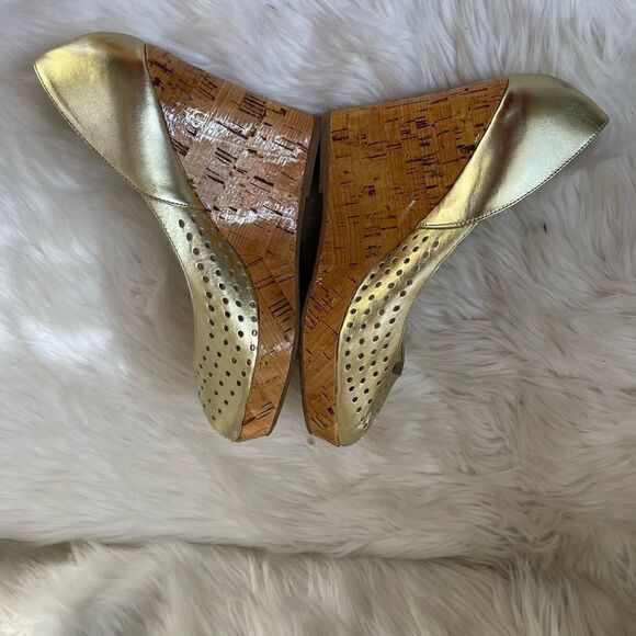 Steve Madden  Visible leather gold perforated slip on wedge peep toe heels SZ 8M - Picture 4 of 10